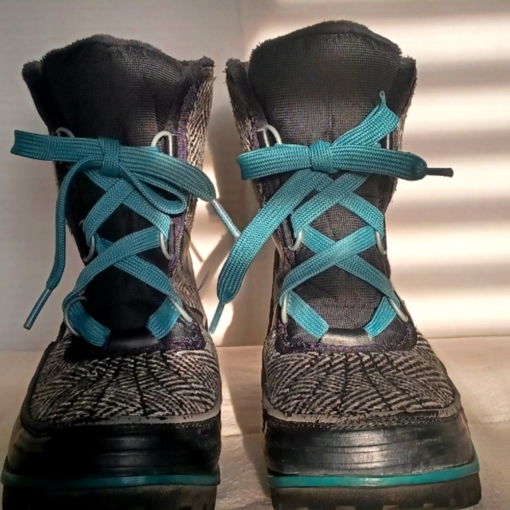 Sorel Women's Black/white and Teal Lace-Up Winter Boots. Sz 7.